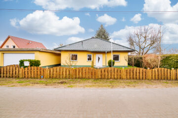 Winkelbungalow mit ausgebautem Dachstuhl, Doppelgarage, Einbauküche, Kamin u.v.m. in Fredersdorf, 15370 Fredersdorf, Bungalow